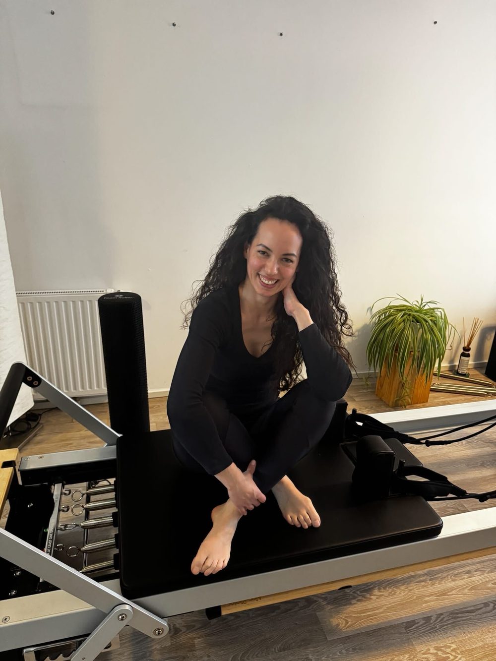 Vas Nikoletta im Studio, neben dem Reformer